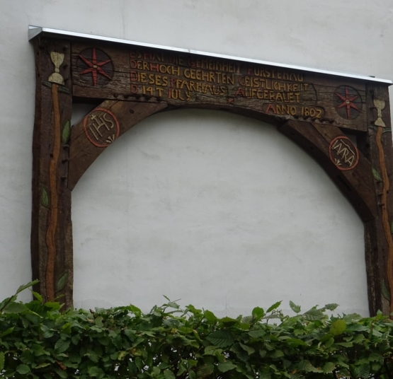 Ein Blick zum Pfarrtorbogen 
